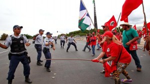 Manifestações-_-MST-enfrenta-PM-do-DF-Pedro-Ladeira-Folhapress