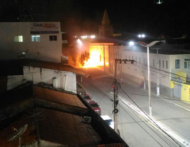 Carro Pega Fogo No Meio Da Rua E Assusta Moradores Em Quixad