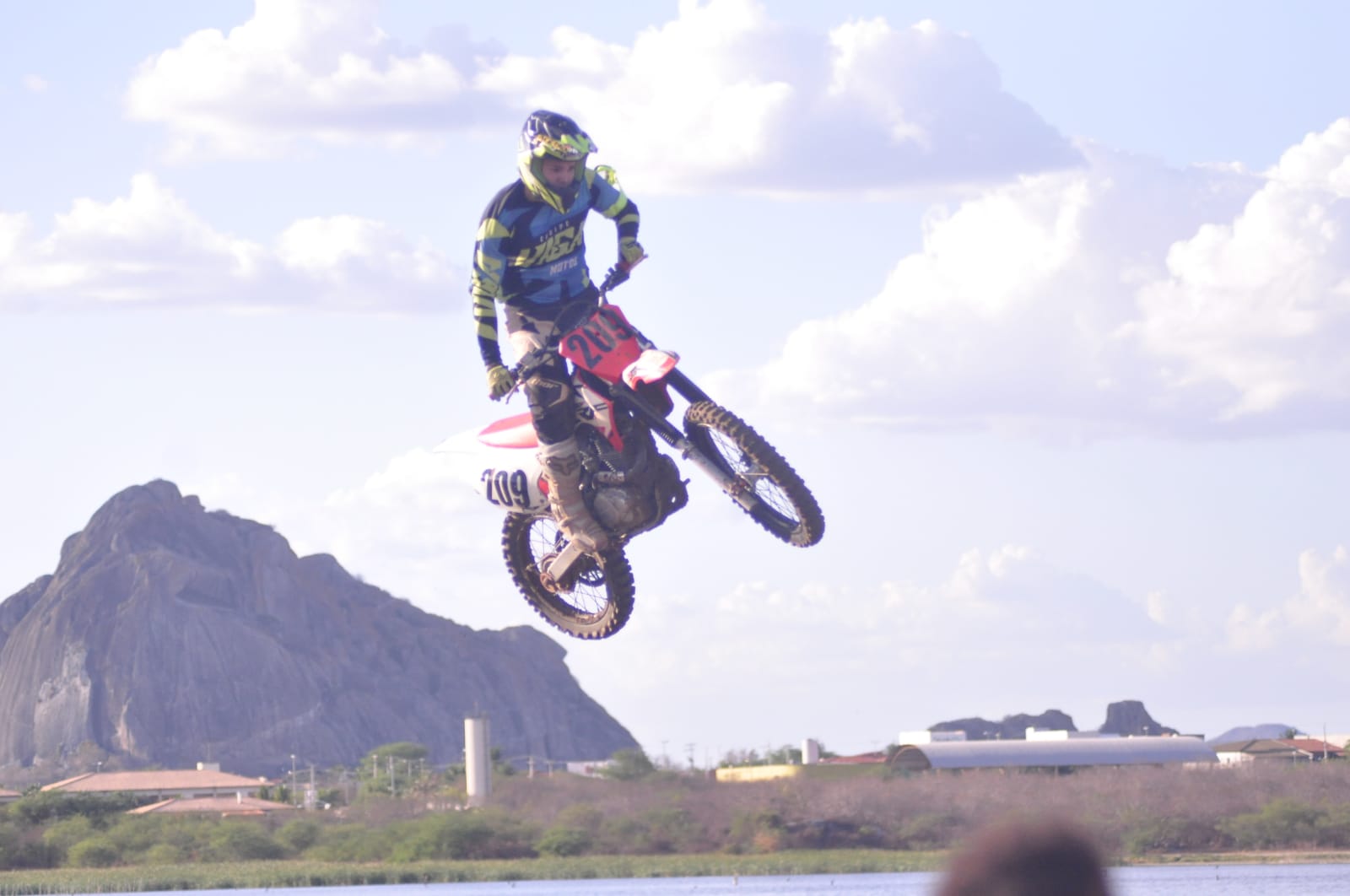 Arenacross reúne pilotos de motocross de vários estados do Nordeste