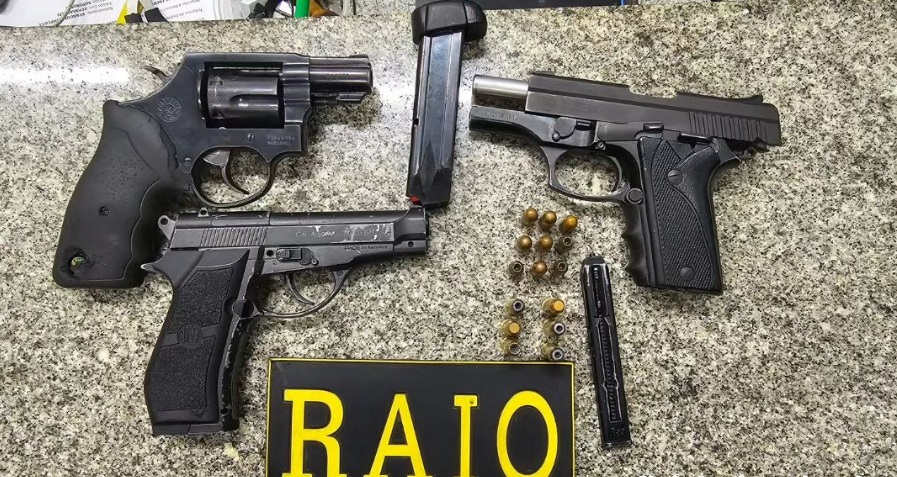 Homem que estava em posse de três armas em clube de Quixadá é preso em